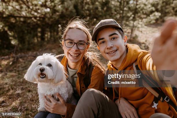 immer zusammen - boy taking picture in forest stock-fotos und bilder