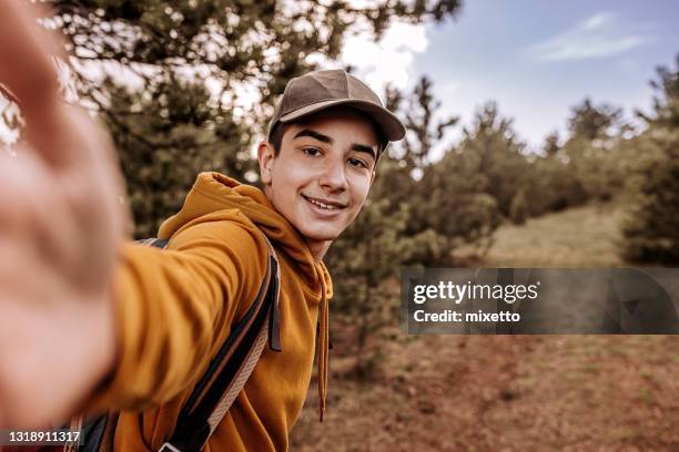 me veo bien - chico adolescente fotografías e imágenes de stock