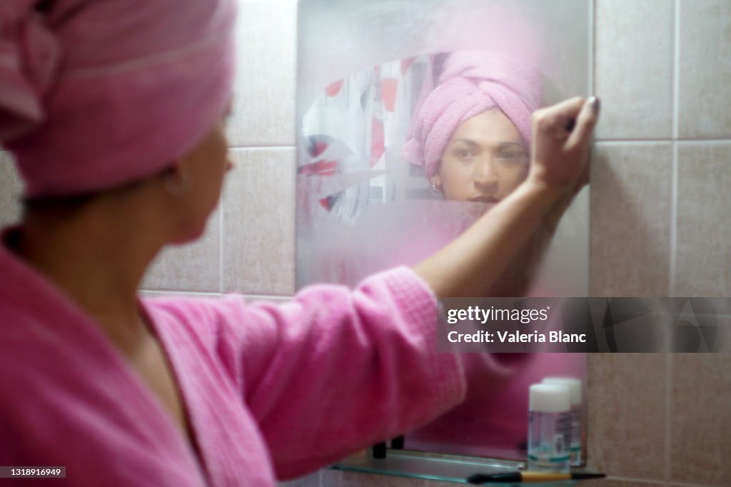 Femme sortant de la salle de bain