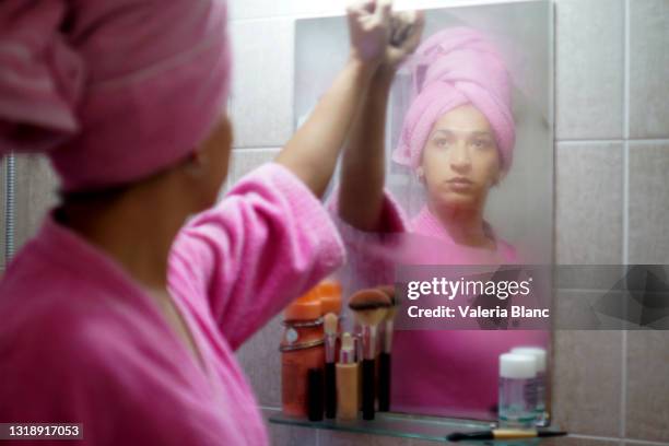 vrouw die uit de badkamers komt - mirror steam stockfoto's en -beelden