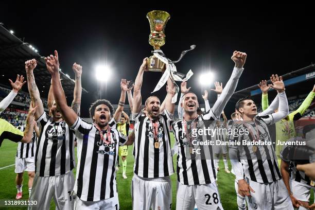Juventus' players celebrate the winning of the Italian Cup and raising the trophy after the TIMVISION Cup Final between Atalanta BC and Juventus at...