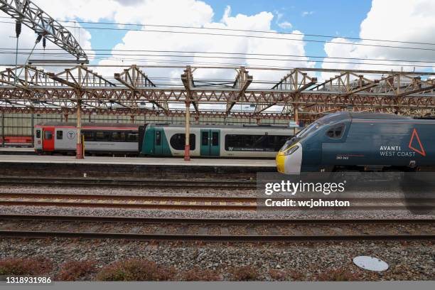 transporte para gales, avanti west coast e london northwestern passenger trains na crewe railway station - crewe - fotografias e filmes do acervo