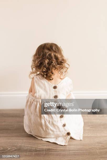Girl Dress Rear View Dark Hair Fotografías e imágenes de stock - Getty ...