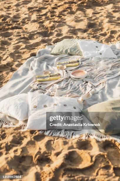 beautiful sunset picnic on the beach. - cushion photos et images de collection