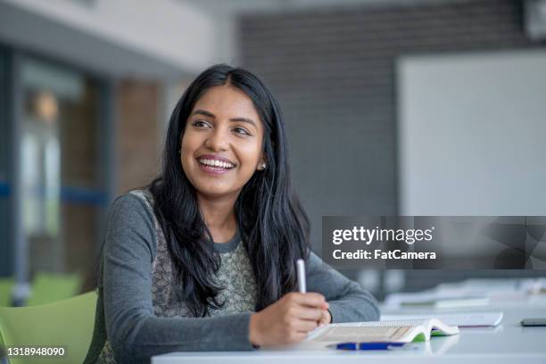 studeren op de campus - studeren stockfoto's en -beelden