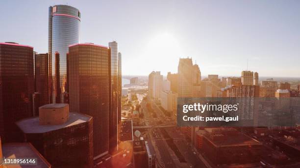 jefferson ave und detroit skyline mit renaissance-zentrum bei sonnenuntergang - detroit michigan stock-fotos und bilder