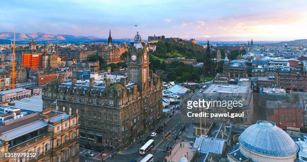 vista aerea della città di edimburgo durante il tramonto scozia - edimburgo foto e immagini stock