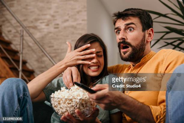 pareja viendo película de terror - lovers 2020 film fotografías e imágenes de stock