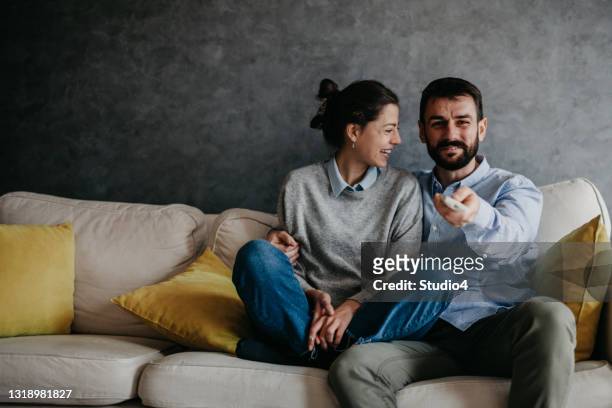 pareja viendo cine en casa - lovers 2020 film fotografías e imágenes de stock
