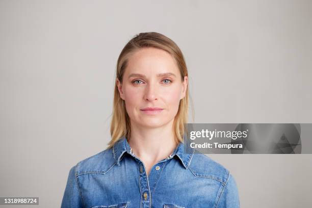 retrato de estudio de una joven con camisa de mezclilla. - eastern european woman fotografías e imágenes de stock