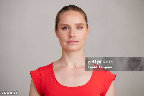 studioporträt einer jungen geschäftsfrau. - osteuropäischer abstammung stock-fotos und bilder