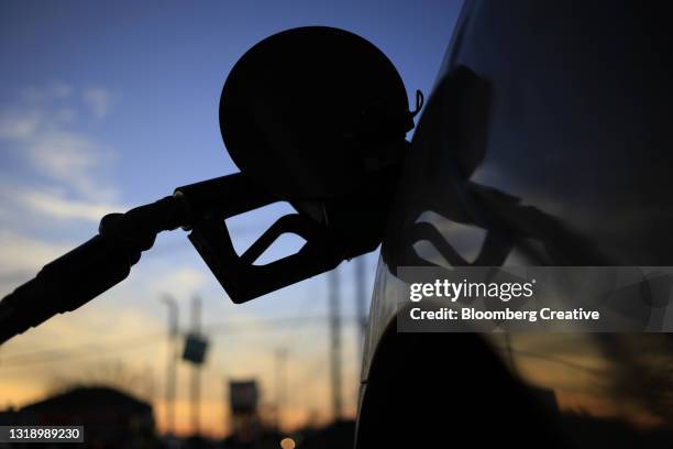 car at fuel pump - gas pump stockfoto's en -beelden