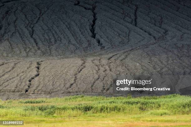 a coal slag heap - mpumalanga fotografías e imágenes de stock