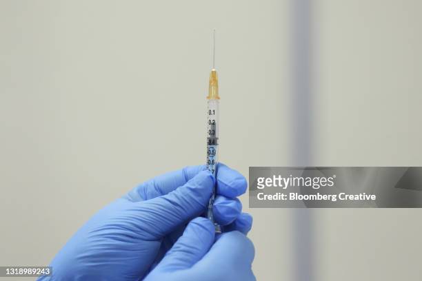 syringe filled with covid-19 vaccine - kawasaki disease 個照片及圖片檔
