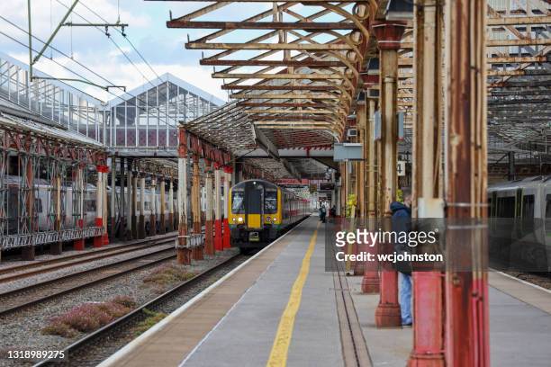 london northwestern train rail services na crewe railway station - cheshire - fotografias e filmes do acervo