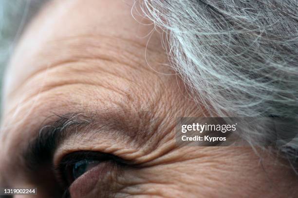 profile view of male eye - arrugado fotografías e imágenes de stock