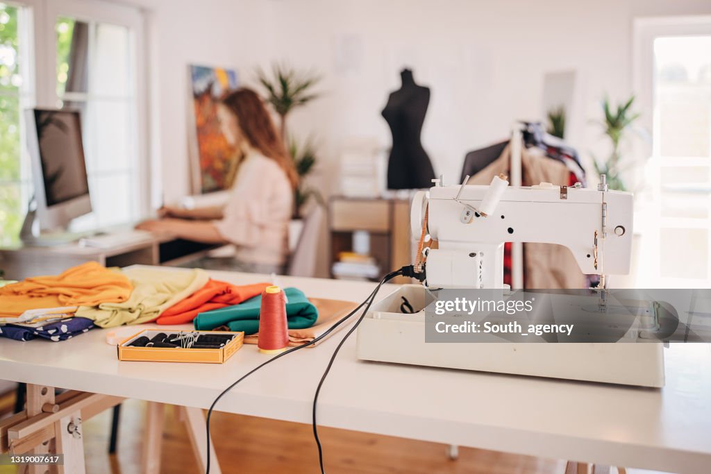 Modedesignerin, die am Computer arbeitet