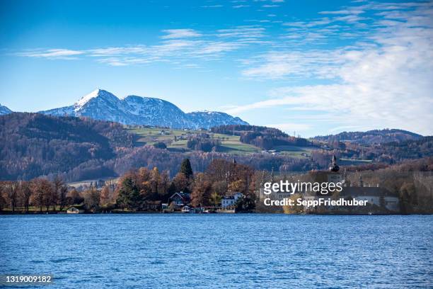 salzkammergut, traunsee view to schloss orth an höllengebirge - gmunden austria stock pictures, royalty-free photos & images