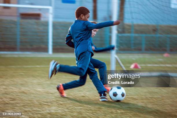 un joven negro entrenando duro en el campo de fútbol - ejercicio de entrenamiento deportivo fotografías e imágenes de stock