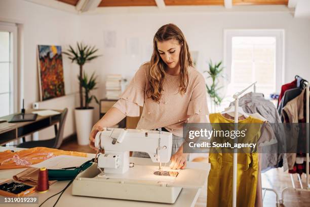 modedesignerin in ihrer werkstatt - nähen stock-fotos und bilder