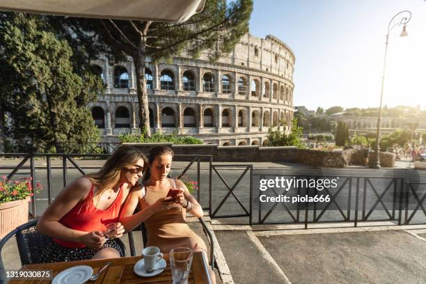 touristinnen im sommer in rom: endlich frei nach pandemie - stadium or arena or coliseum or colosseum or ring exterior or outdoor stock-fotos und bilder