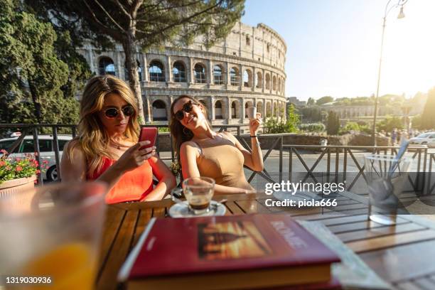 touristinnen in rom im sommer: am kolosseum - stadium or arena or coliseum or colosseum or ring exterior or outdoor stock-fotos und bilder