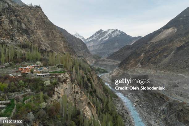 malerische aussicht auf den fluss in den bergen von nordpakistan - hunza valley stock-fotos und bilder