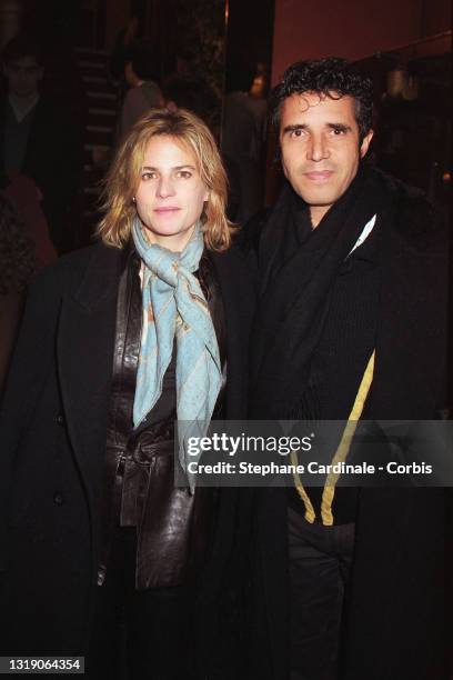 Julien Clerc and wife Virginie Couperie-Eiffel attend the « La Visite de la vieille dame » premiere on January 22, 1996 in Paris, France.