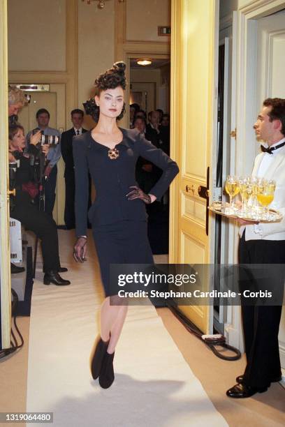 Top Model Shalom Harlow walks the runway during the Chanel Haute Couture Spring/Summer 1996 show as part of Paris Fashion Week on January 23, 1996 in...