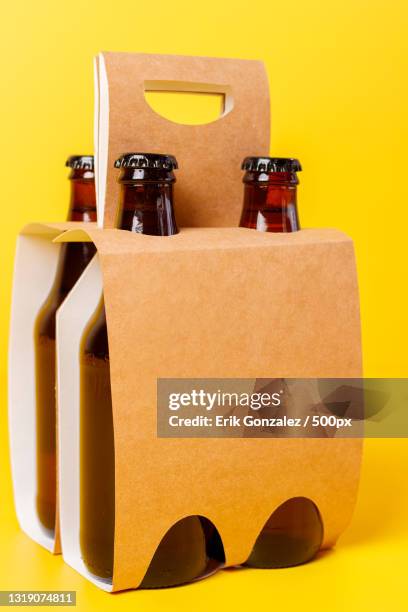 close-up of yellow bottles against yellow background - drinks carton - fotografias e filmes do acervo