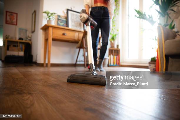 het schoonmaken van de vrouw met stofzuiger - vacuum cleaner woman stockfoto's en -beelden