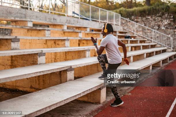 sportler mann macht cardio auf basketballplatz - hiit stock-fotos und bilder