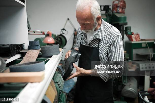 schuhmacherschleifschuh auf schleifmaschine - suede shoe stock-fotos und bilder