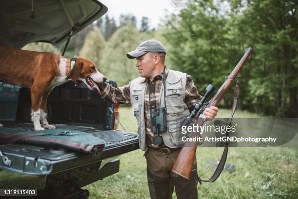 hunter and dog preparing for hunt session. - pic hunter stock pictures, royalty-free photos & images