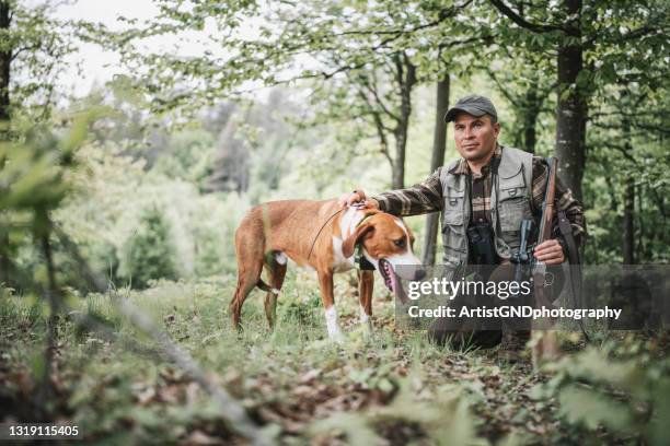 jager en hond in het bos. - jager stockfoto's en -beelden