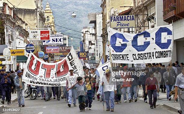 Group seen demonstrating their salaries in the streets of Salta, 21 January 2001. Un grupo de gente camina por una calle centrica el 21 de enero de...