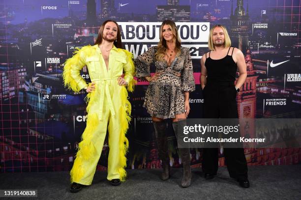 Presenter Riccardo Simonetti, Hub Face Farina Opoku and Strify pose at the ABOUT YOU Awards 2021 at the 'Empowerment-Hub' in Hamburg on May 20, 2021...