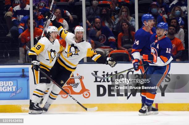 Jeff Carter of the Pittsburgh Penguins scores at 13:34 of the second period and is joined by Jared McCann in Game Three of the First Round of the...