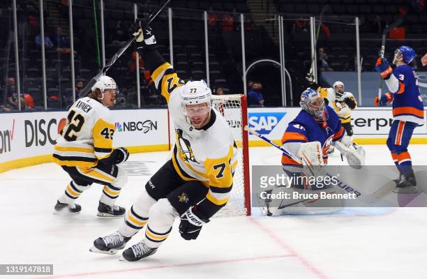 Jeff Carter of the Pittsburgh Penguins scores at 7:00 of the third period on the powerplay against Semyon Varlamov of the New York Islanders in Game...