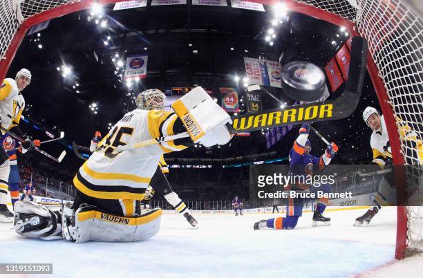 Cal Clutterbuck of the New York Islanders scores at 14:17 of the third period against Tristan Jarry of the Pittsburgh Penguins in Game Three of the...