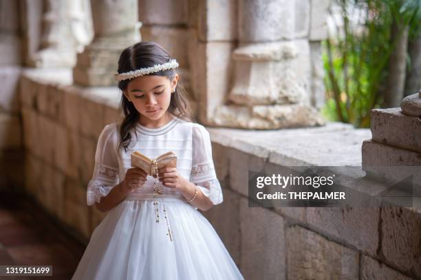 spaans meisje dat haar bijbel leest - heilige communie stockfoto's en -beelden
