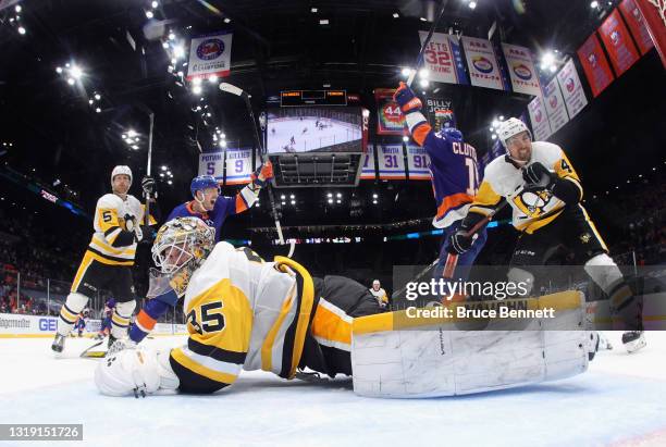 Cal Clutterbuck of the New York Islanders scores at 15:17 of the third period against Tristan Jarry of the Pittsburgh Penguins in Game Three of the...