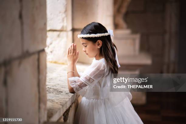 hispanic girl praying - comunhão imagens e fotografias de stock