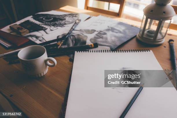 mesa de trabalho do artista profissional - caderno de esboços - fotografias e filmes do acervo