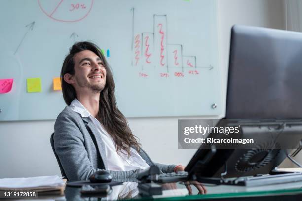 androgeen persoon werkt in een kantoor op zijn laptop in tijden van covid-19 - homocultuur stockfoto's en -beelden