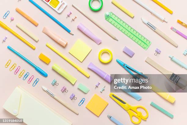 vue supérieure de bannière colorée de cadre avec des fournitures scolaires. fond rose pastel avec l’espace de copie. concept de retour à l’école. - fourniture de bureau photos et images de collection