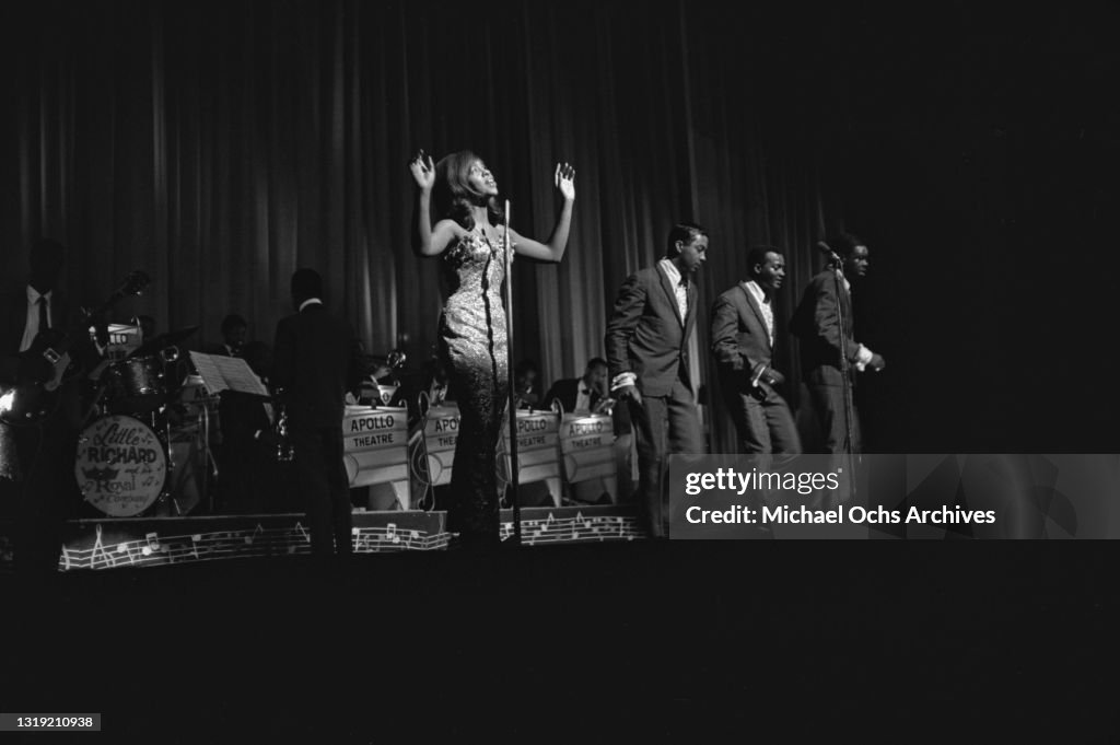 Gladys Knight & the Pips Play The Apollo