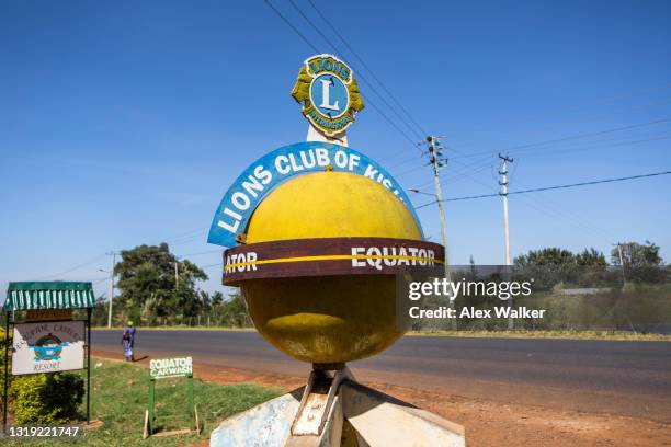 equator sign at the roadside - alex globe stock-fotos und bilder