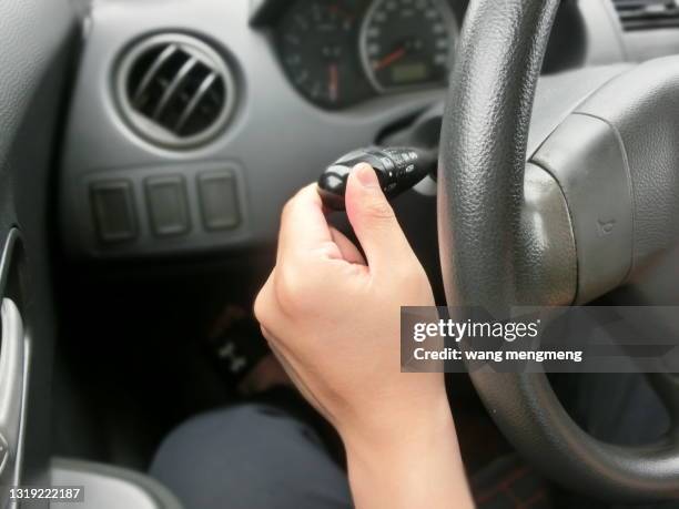 turn on the turn signal - rijbewijs stockfoto's en -beelden