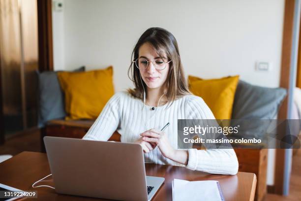 student woman during e-learning on laptop at home - estudo imagens e fotografias de stock